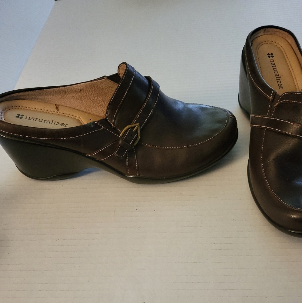 Naturalizer Larue Brown Leather Clogs. Size 8W. Pre-Owned in ExcelPre- Condition
